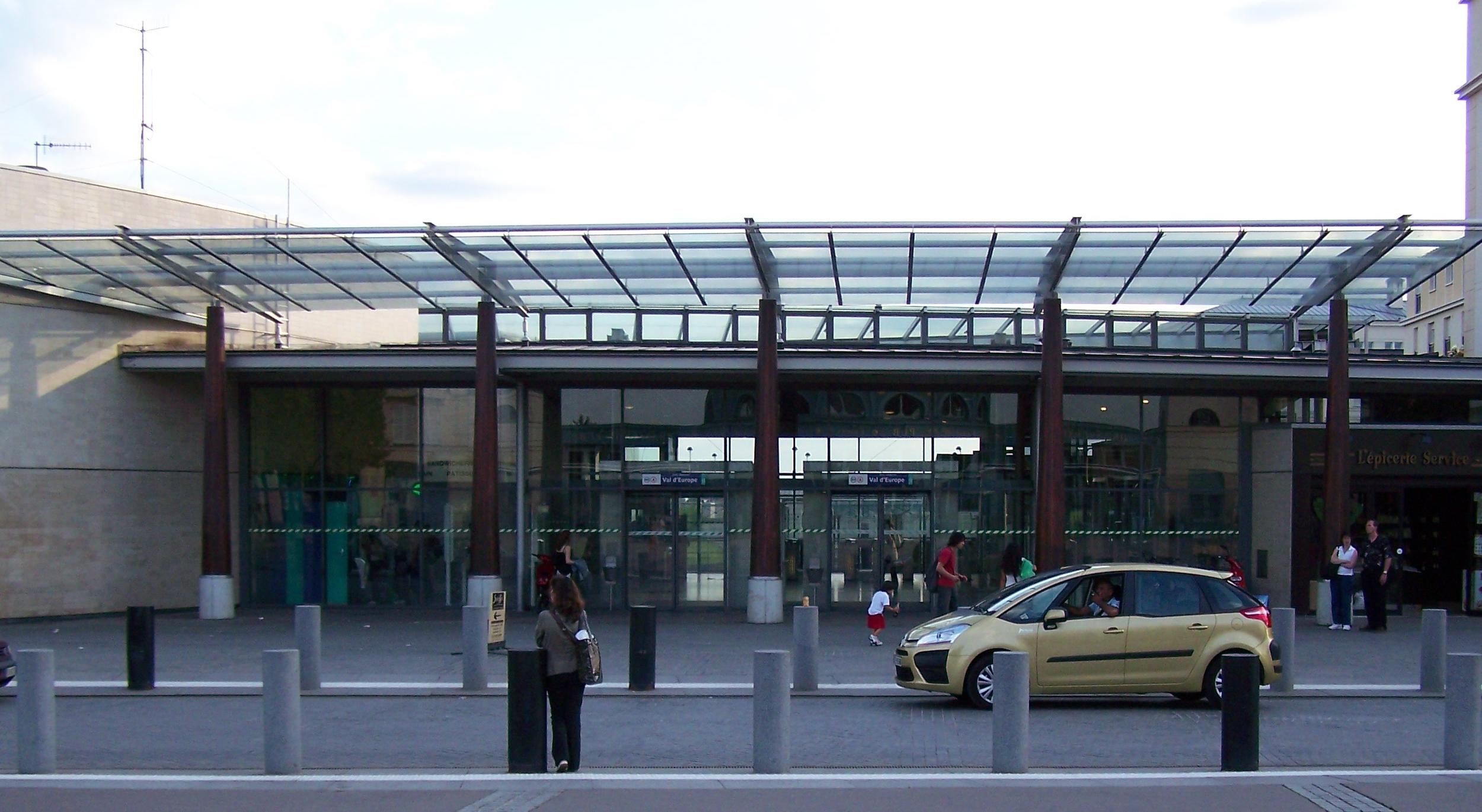 Entrée de la gare Val d'Europe à Serris